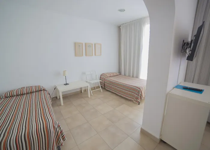 Roses hotels near Minigolf Carmanso